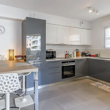 Old - Center 2 Bedroom Modern Place Apartment Antibes