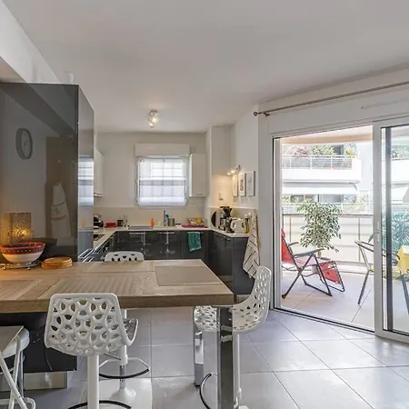 Center 2 Bedroom Modern Place Antibes